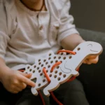 Milin houten lacing toy Alex the dinosaur (4)